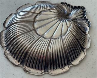 2pc Lunt Sterling Silver Scalloped Shell Nut Dish PAIR	1x5x5.5in	HxWxD
