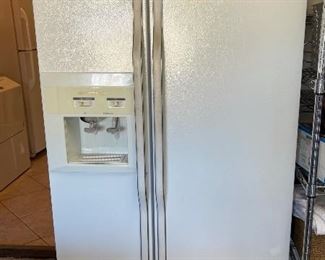 KitchenAid Garage Fridge Refrigerator KSRS25QDWH01	70x36x33in	HxWxD
