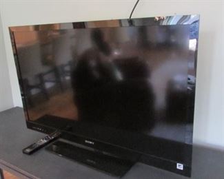 Magnavox 26" television. n19" x 26" $27