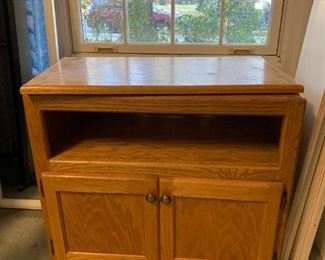 #140 Oak TV Center w/swivel Top 30x17x26 $30.00