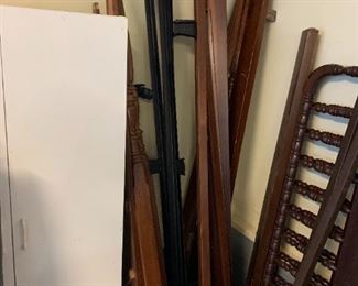 #142 Queen Size 4 post Bed Headboard/Footboard w/rails - Mahogany $50.00