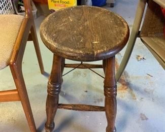 #155 Piano Stool - metal brace $20.00