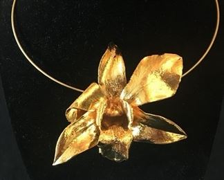 BEAUTIFUL ORCHID BROOCH / PENDANT COATED IN GOLD TONE ON GOLD TONE WIRE COLLAR NECKLACE