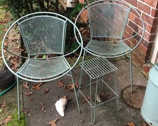 lemon slice ? orange slice?  mid century iron outdoor chars and side table.