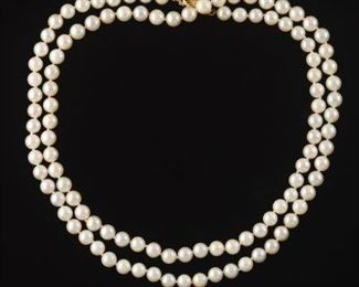 A Classic Matinee Pearl Necklace with Gold Clasp 
