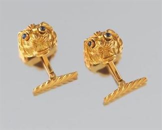David Webb Vintage Pair of 3D Lions Head 18k Gold and Blue Sapphire Cufflinks 