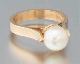 Ladies Gold and Pearl Ring 