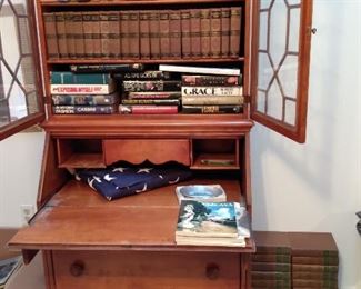 Great desk. Have key to upper case