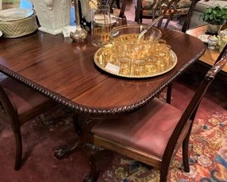 Lovely dining table and 6 chairs