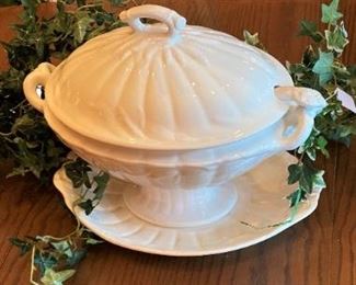 Tureen and planters