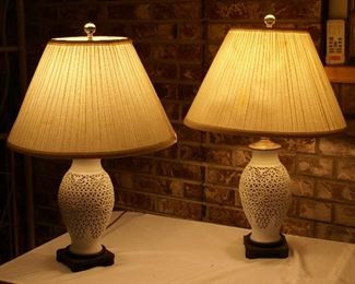 Set of 2 ceramic and wood based lamps