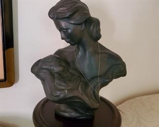 Mother child statue