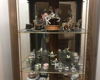 Display cabinet with many nice accessories