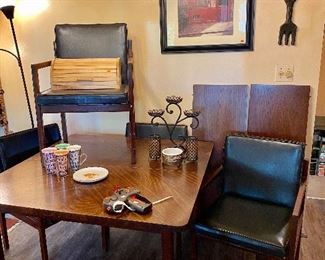 Vintage Gunlocke table, 4 chairs and 2 leaves.