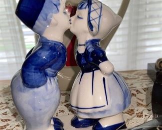 Kissing figures $20