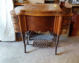 Antique sewing machine (needs some TLC)
