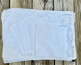 4  cream placemats & napkins                                     45.00