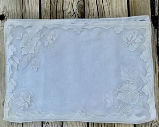 4  cream placemats & napkins                                     45.00