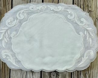 4 oval placements & napkins                                      45.00