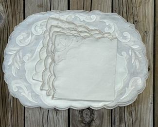 4 oval placements & napkins                                      45.00
