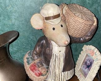 Cute Country Mouse Figurine $5.00