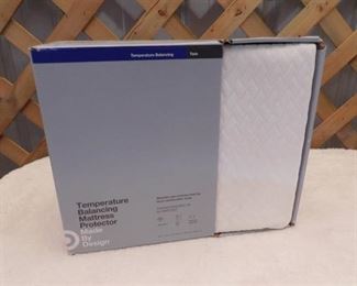 Made by design Temperature balancing mattress protector 39inx75inx15in