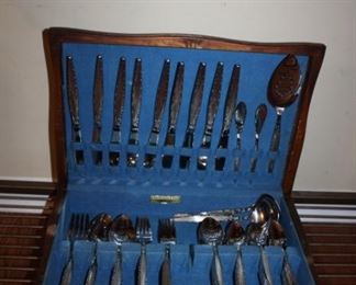 FLATWARE SET IN BOX