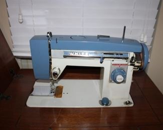 SEWING MACHINE IN CABINET