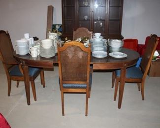 DINING TABLE W/LEAFS & 4 CHAIRS