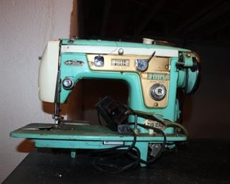 VINTAGE SEWING MACHINE