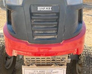 Briggs and Stratton 17.5 hp Riding Lawn Mower, like new!!