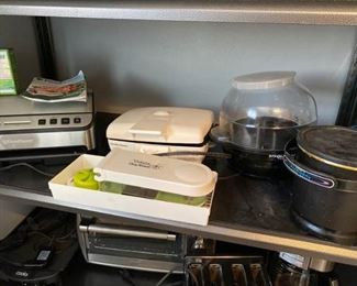 Assorted kitchen appliances
