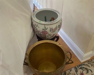 Ceramic pot available the other brass is not available.