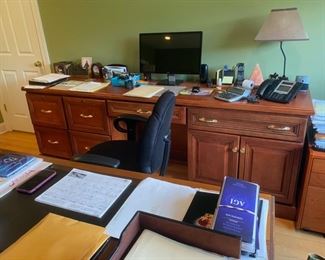 desk that comes in three pieces