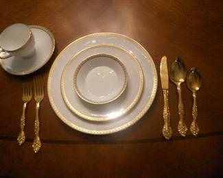 Wedgewood "Gold Ulander" bone china - service for 12 with additional serving pieces