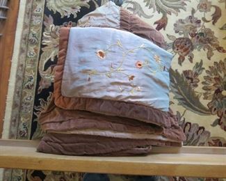 KING QUILT AND PILLOW SHAMS.
