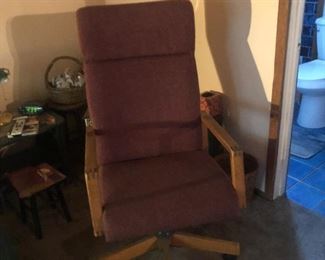Vintage Exec. swivel Chair $35