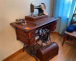 $150 Singer sewing machine 