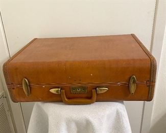 Vintage "Samsonite" suitcase with locks (no key). All good, no tears. Measures 21" wide, 15 1/2" heigth, 3 1/2" deep on bottom, 3 1/2" on top. $30