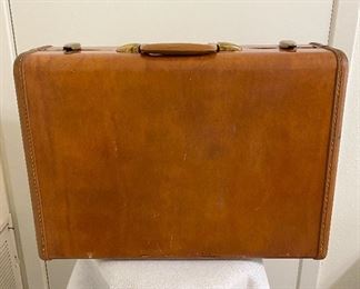 Additional photo of Samsonite suitcase.