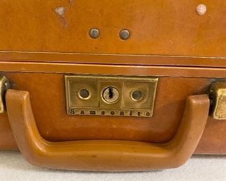 Additional photo of Samsonite suitcase.