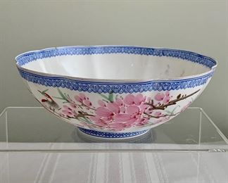 $200 - Antique Chinese bowl; 3 in. (H) x 8 in. (diameter)