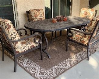 Oval Patio Table w 4 Chairs