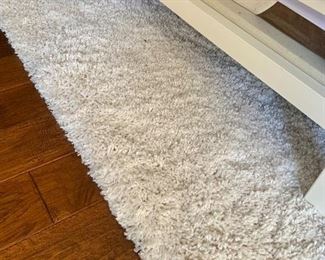 white shag rug 5.5 x 7.8