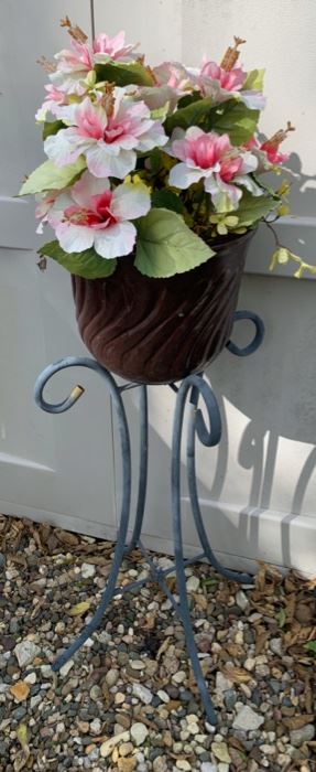 CLEARANCE  !  $3.00 NOW, WAS $10.00...........Plant Stand and Flowers (B219)