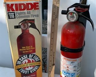 CLEARANCE   !  $4.00 NOW, WAS $16.00.............Kidde Fire Extinguisher (B060)