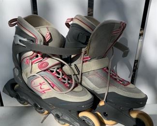 CLEARANCE  !  $3.00 NOW, WAS $10.00.............Roller Blades Size 9 (B023)