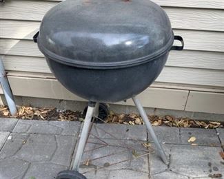 CLEARANCE  !  $4.00 NOW, WAS $25.00............Weber Grill (B249)