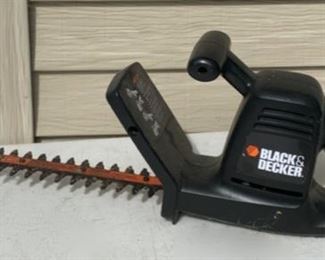HALF OFF !  $7.50 NOW, WAS $15.00...........Black and Decker Trimmer (B204)