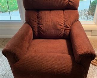 CLEARANCE  !  $50.00 NOW, WAS $150.00.............Like New BROWN Lazyboy Recliner  (B379)